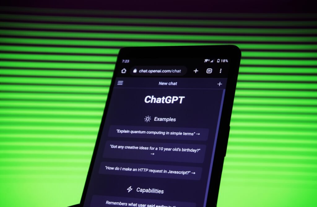 teléfono mostrando pantalla de chat GPT4 y sus funciones